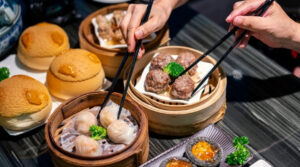 Xiao Long Bao là món bánh bao nhân thịt nổi tiếng với lớp vỏ mỏng và nước súp đậm đà bên trong.
